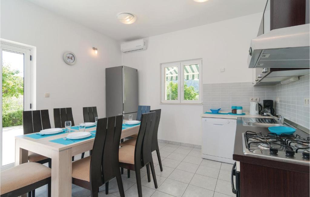 Kuchyňa alebo kuchynka v ubytovaní Holiday Home Gata 15