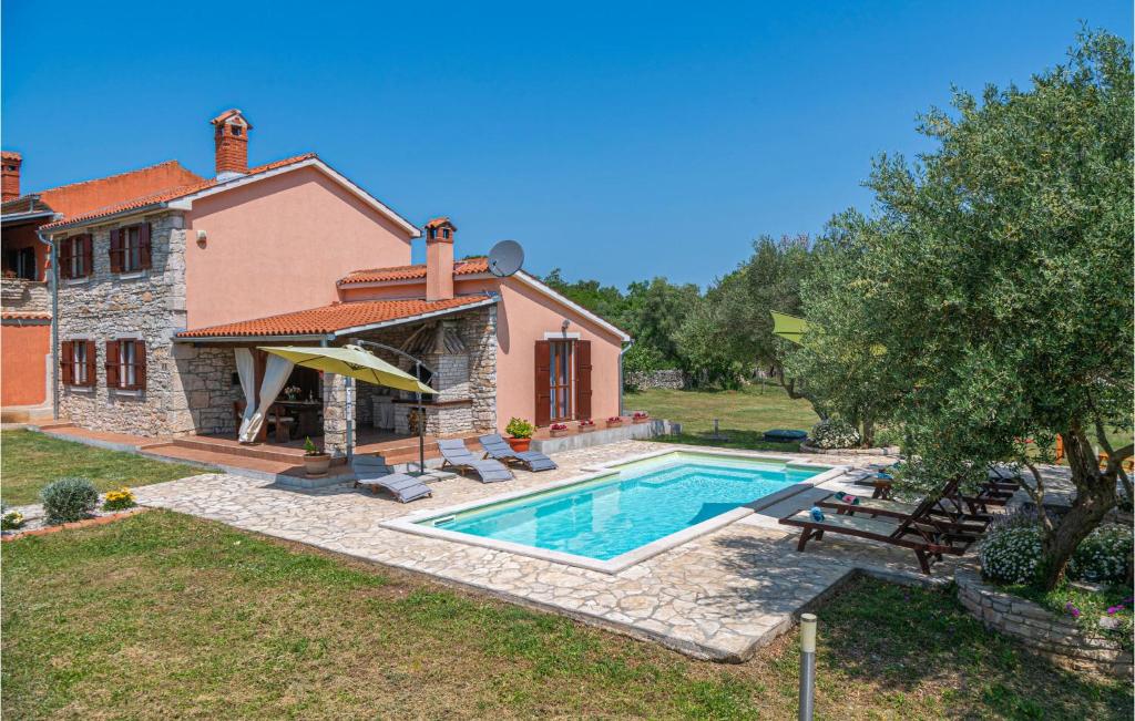 Bazén v ubytování Holiday Home Dalmatinska Croatia nebo v jeho okolí
