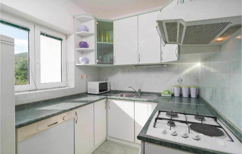 Kuchyňa alebo kuchynka v ubytovaní Holiday Home Gata 15
