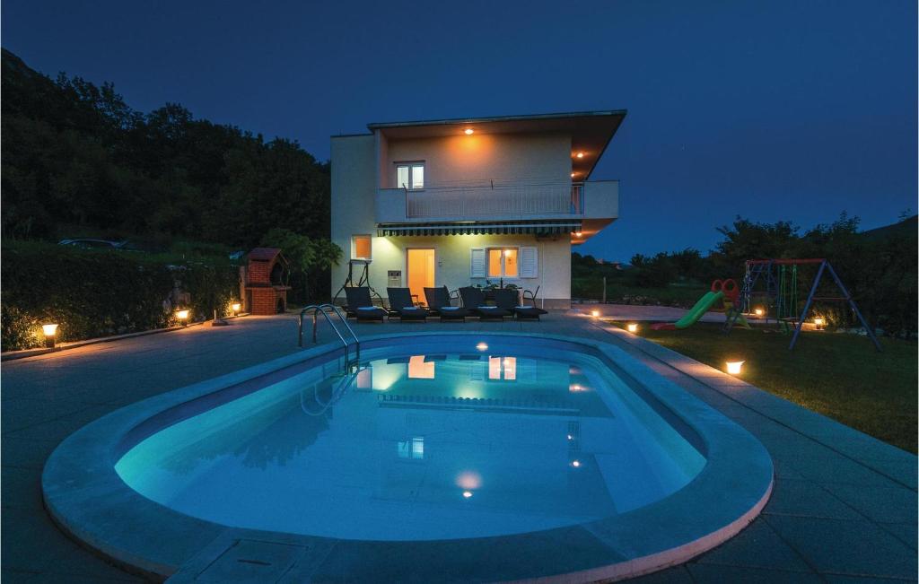 Bazén v ubytovaní Holiday Home Gata 15 alebo v jeho blízkosti
