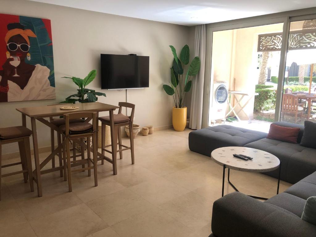 TV a/nebo společenská místnost v ubytování Glamorous 2BR/ Free Beach & Pool Access @ Mangroovy, El Gouna