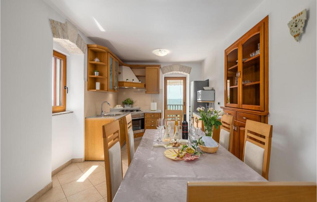 Kuchyňa alebo kuchynka v ubytovaní Holiday Home Labin 42