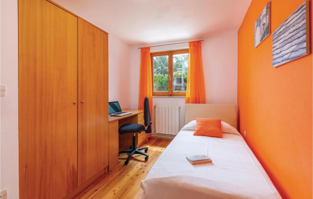 Posteľ alebo postele v izbe v ubytovaní 7 Bedroom Nice Home In Labin
