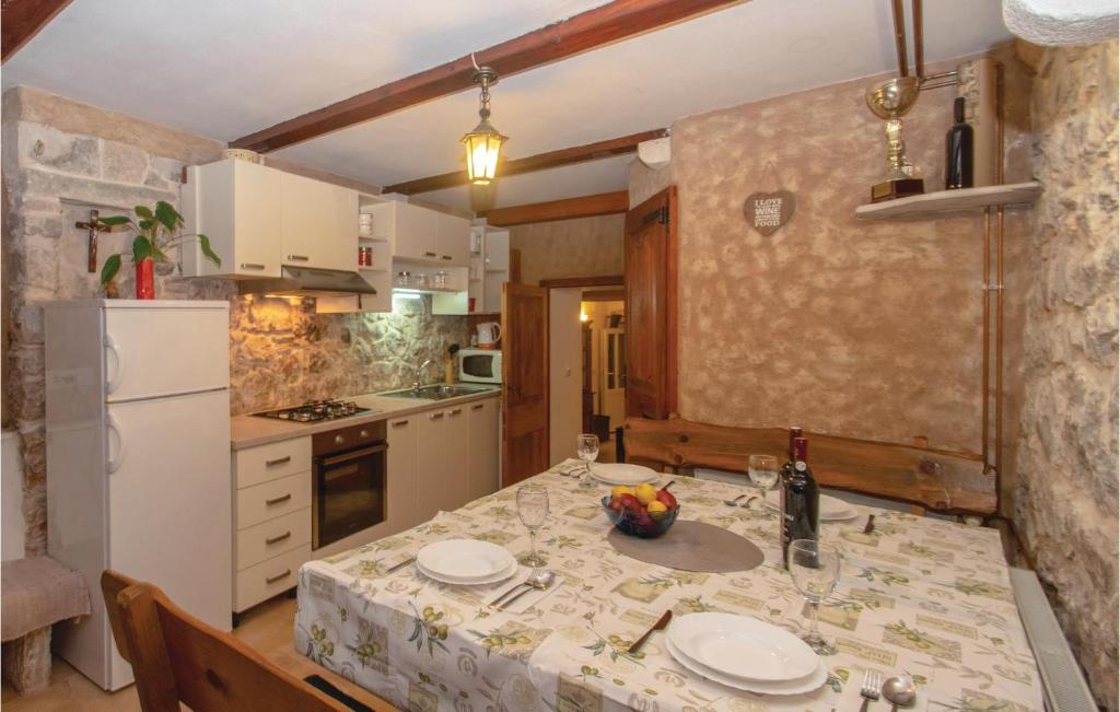 Kuchyňa alebo kuchynka v ubytovaní Two-Bedroom Holiday Home In Orebic