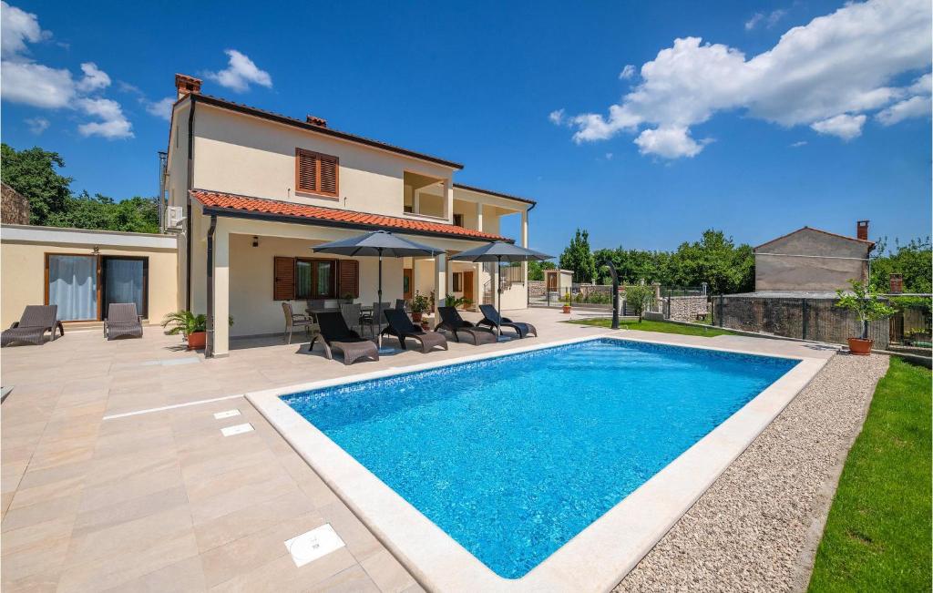 Bazén v ubytovaní Cozy Home In Labin With Wifi alebo v jeho blízkosti