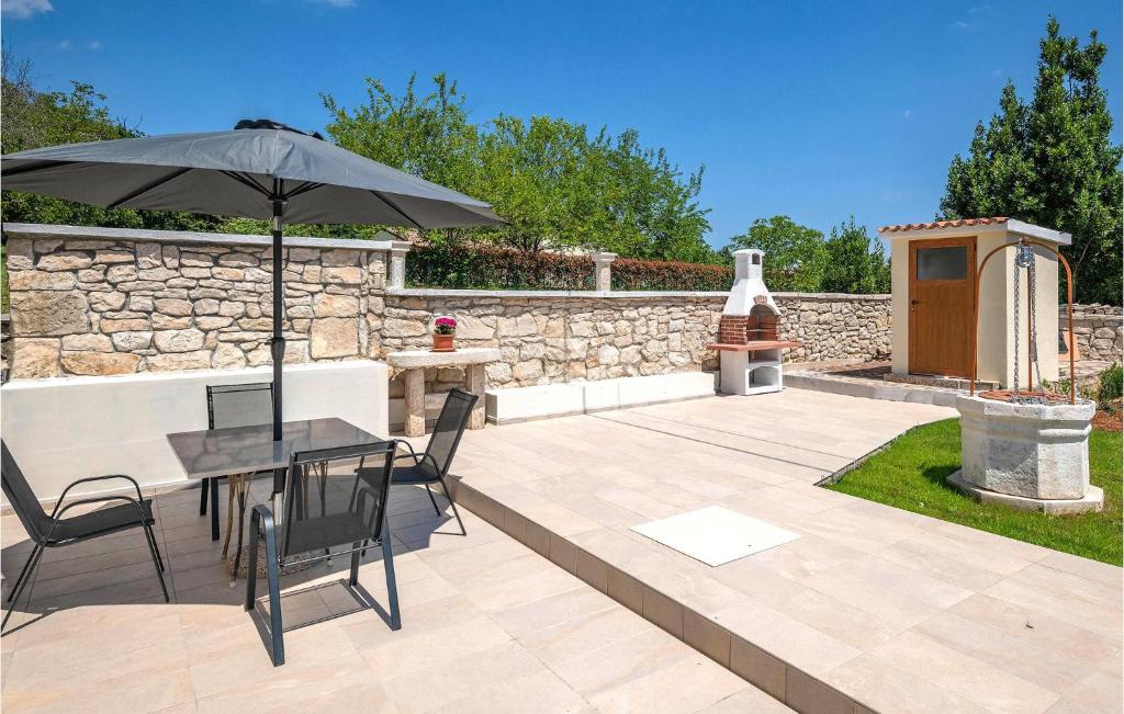 Patio alebo iná vonkajšia časť ubytovania Cozy Home In Labin With Wifi