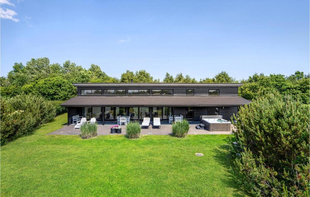 ein großes Haus mit einem großen Hof davor in der Unterkunft Holiday Home Hemmet With Fireplace 03 in Hemmet