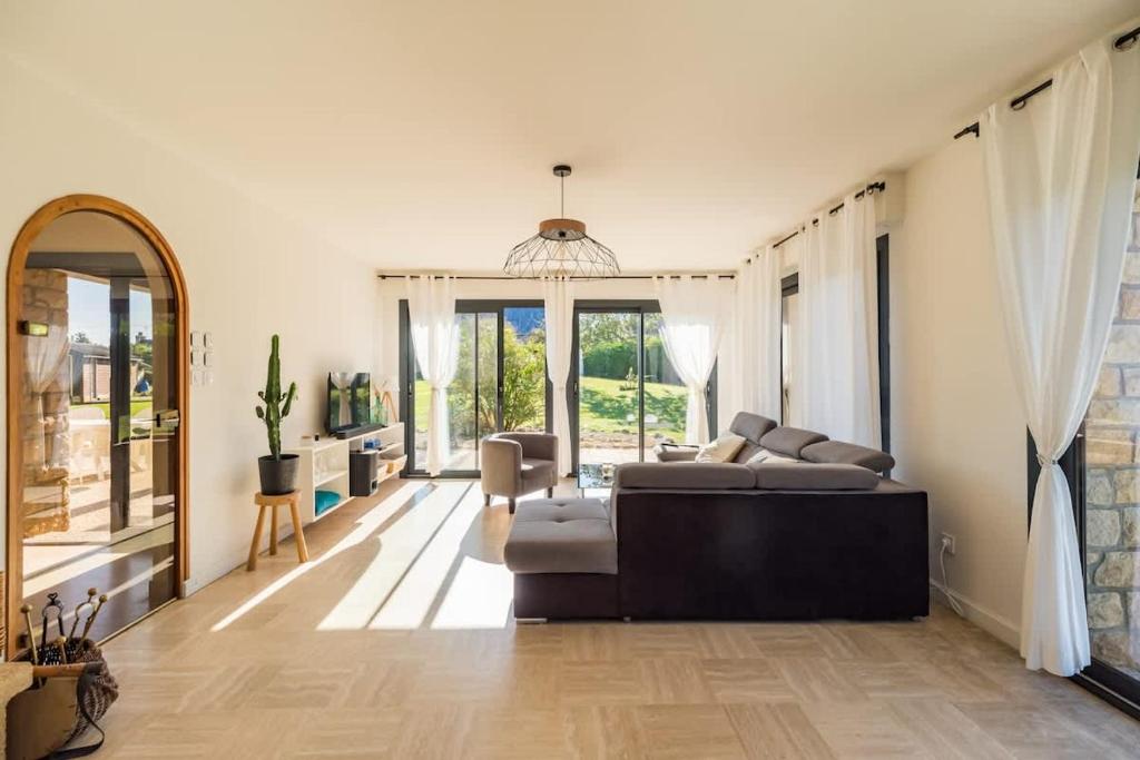 un salon avec un canapé et une table dans l'établissement Maison spacieuse vue sur mer a Pleubian, à Pleubian