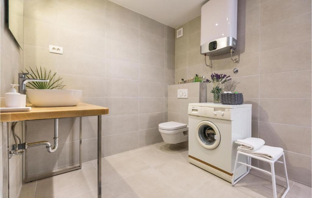 Kúpeľňa v ubytovaní Nice Apartment In Makarska
