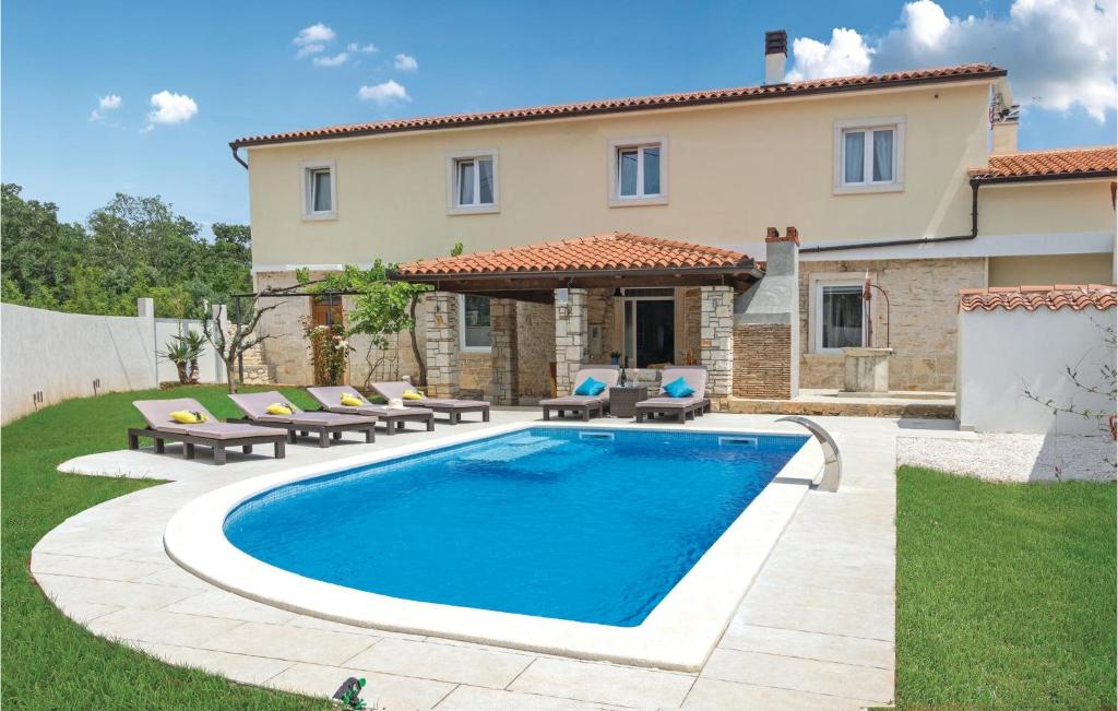 Gorgeous Home In Peruski With Wifi