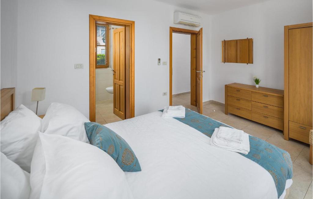 Postel nebo postele na pokoji v ubytování Holiday Home Baredine Iii