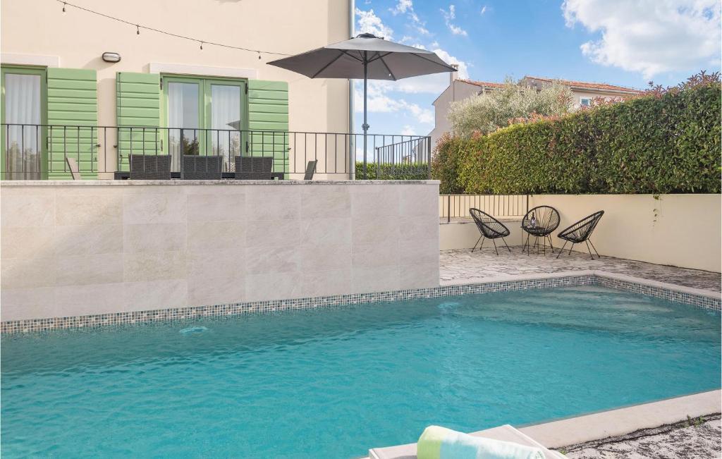 Bazén v ubytování Holiday Home Baredine Iii nebo v jeho okolí