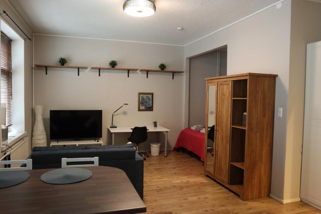 タンペレにあるAleksi Apartmentのソファのあるリビングルームと寝室