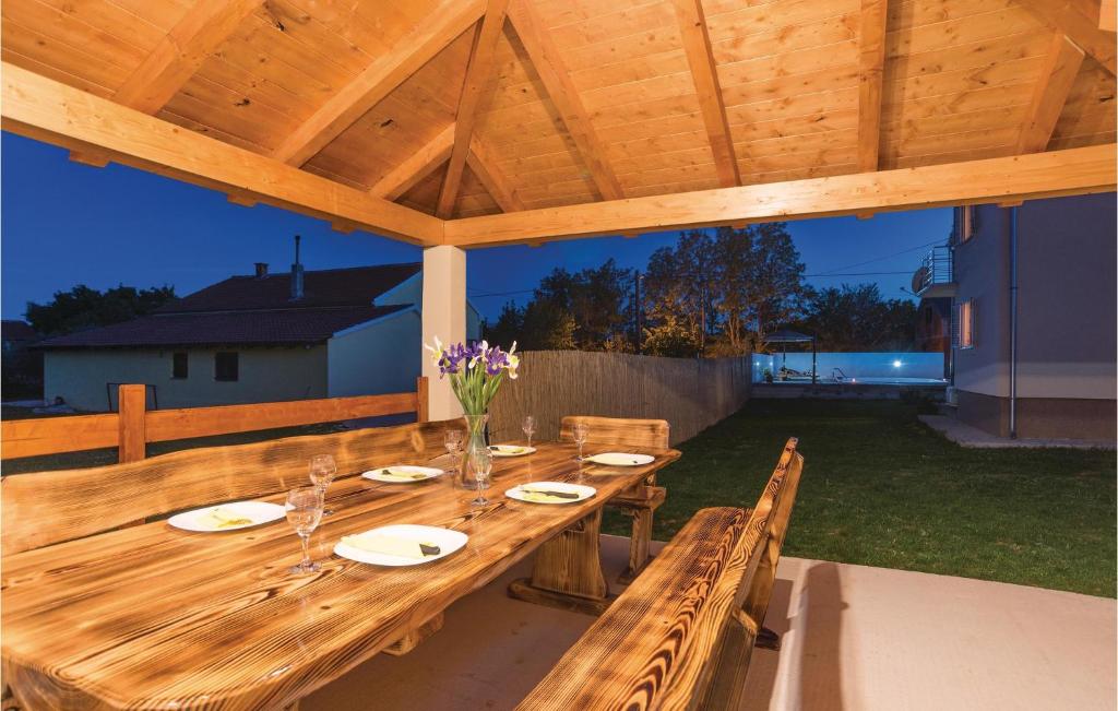 Patio alebo iná vonkajšia časť ubytovania Four-Bedroom Holiday Home In Pristeg