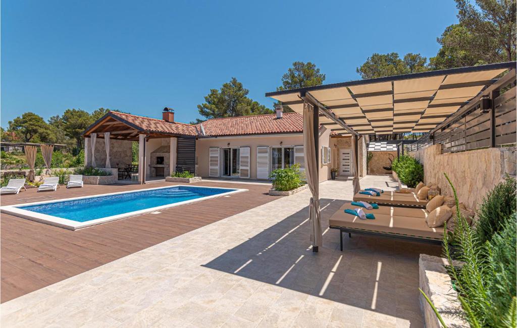 a backyard with a swimming pool and a house at 3 Bedroom Gorgeous Home In Jadrtovac in Jadrtovac