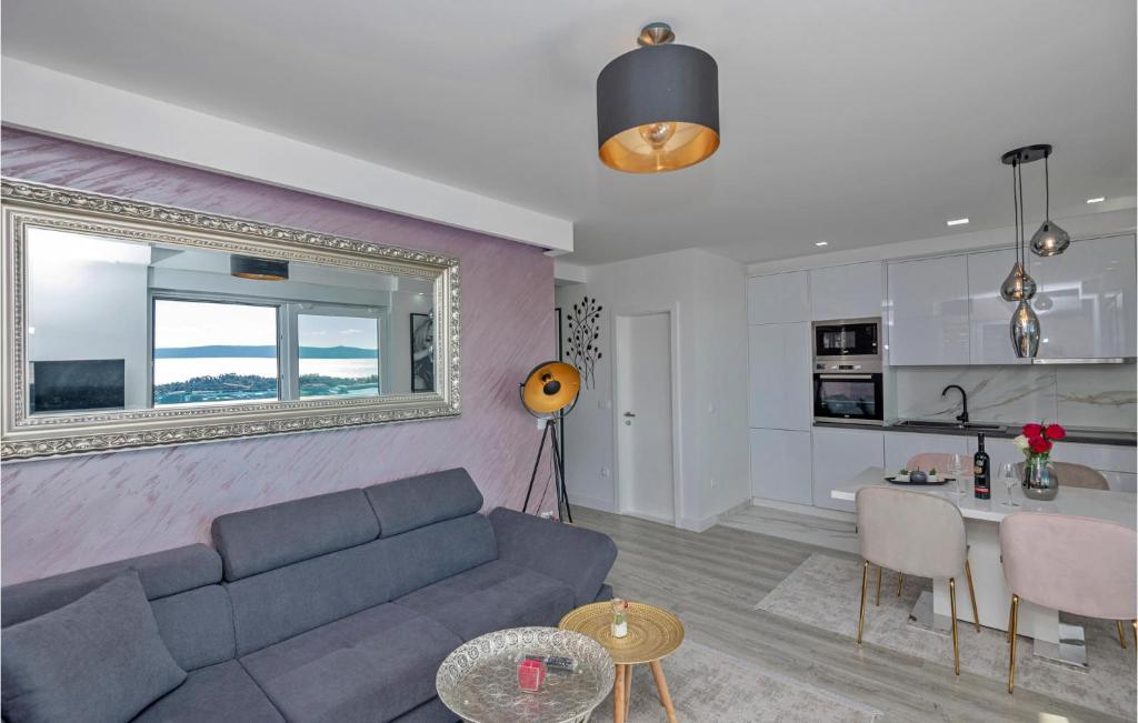 Kuchyňa alebo kuchynka v ubytovaní 2 Bedroom Cozy Apartment In Makarska