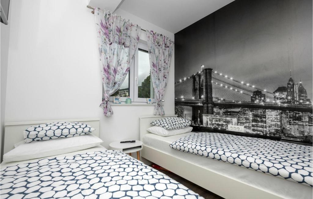 Posteľ alebo postele v izbe v ubytovaní 2 Bedroom Cozy Apartment In Makarska
