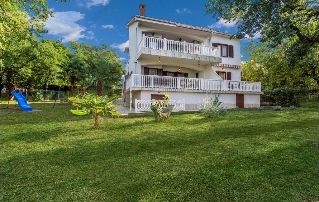 マリンスカにあるNice Apartment In Malinska With Wifiの庭付白い家