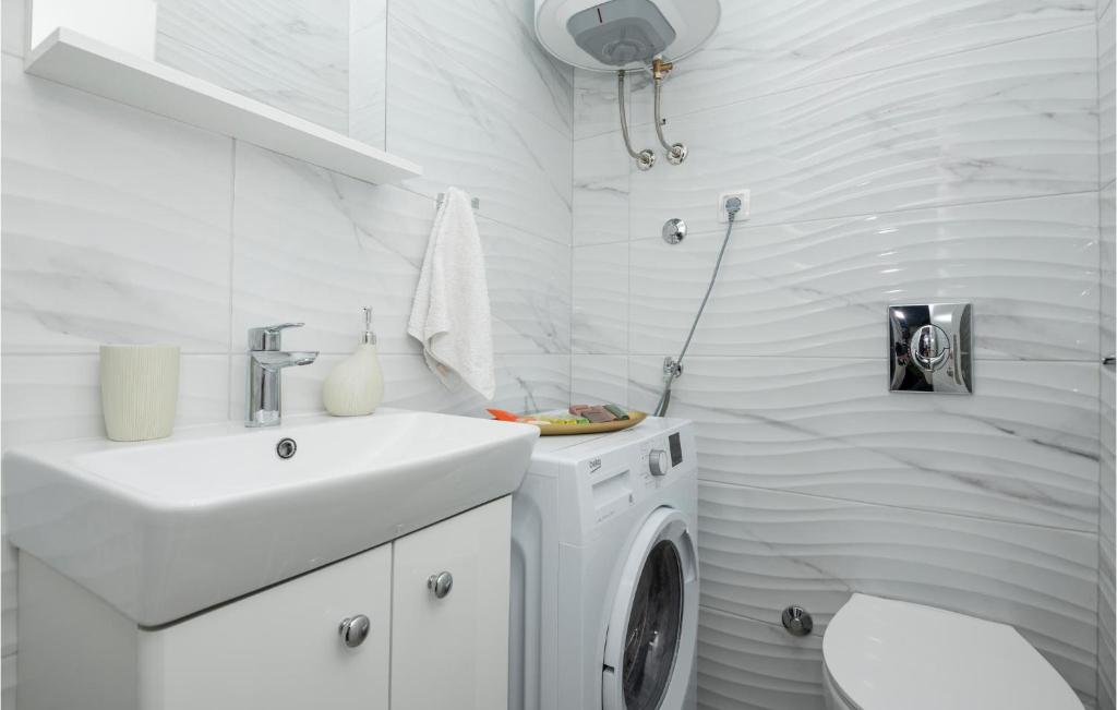 Kúpeľňa v ubytovaní 2 Bedroom Cozy Apartment In Makarska