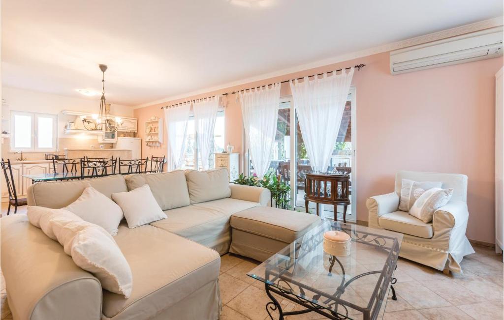Posedenie v ubytovaní Four-Bedroom Holiday Home In Kastel Novi