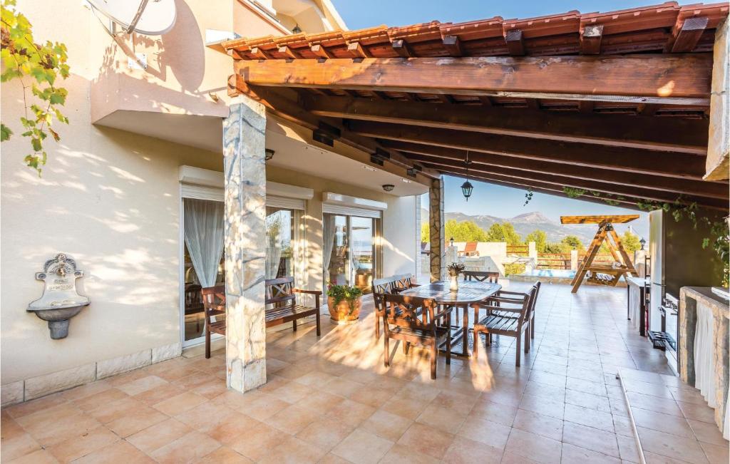 Balkón alebo terasa v ubytovaní Four-Bedroom Holiday Home In Kastel Novi