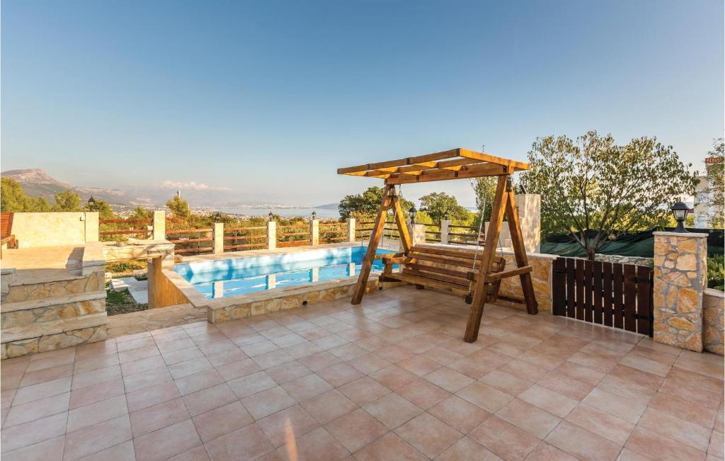 Bazén v ubytovaní Four-Bedroom Holiday Home In Kastel Novi alebo v jeho blízkosti