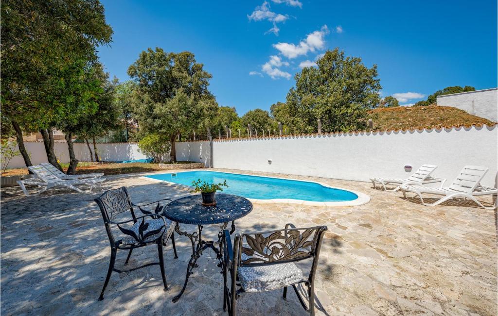 3 Bedroom Beautiful Home In Pavicini