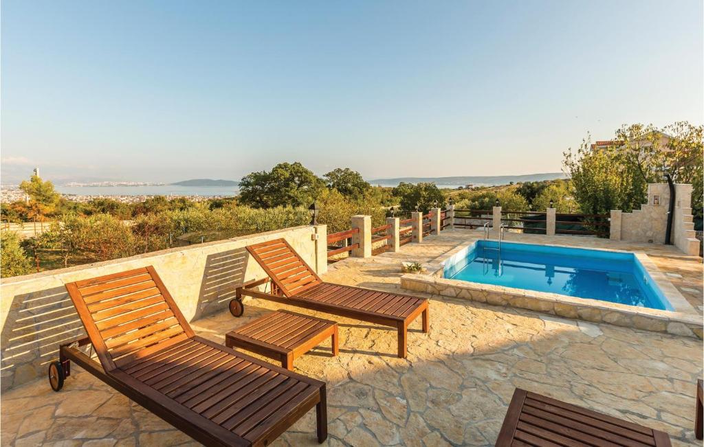 Bazén v ubytovaní Four-Bedroom Holiday Home In Kastel Novi alebo v jeho blízkosti