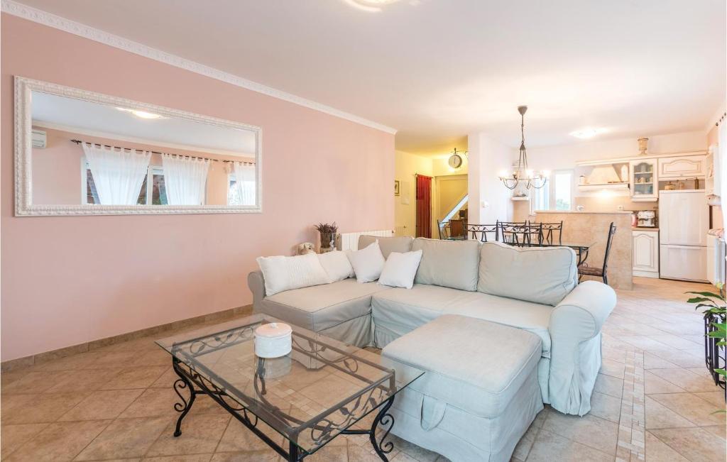 Kuchyňa alebo kuchynka v ubytovaní Four-Bedroom Holiday Home In Kastel Novi