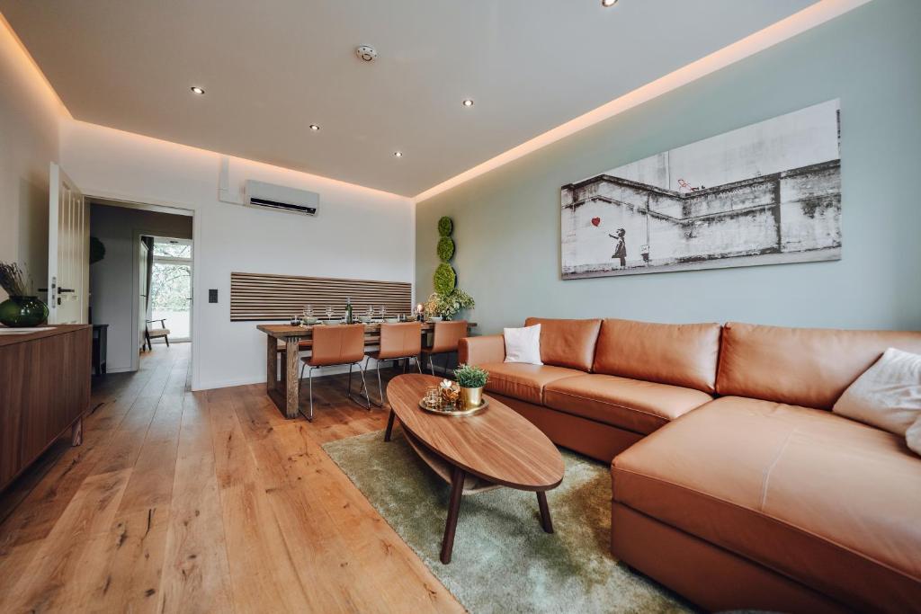 Posezení v ubytování EDLER WOHNRAUM Luxuriöse 2 SZ mit Balkon, Kaffeevollautomat, Klima & Lift