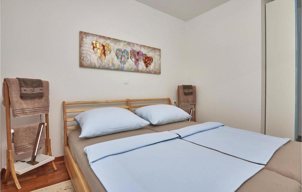Posteľ alebo postele v izbe v ubytovaní 2 Bedroom Amazing Apartment In Liznjan