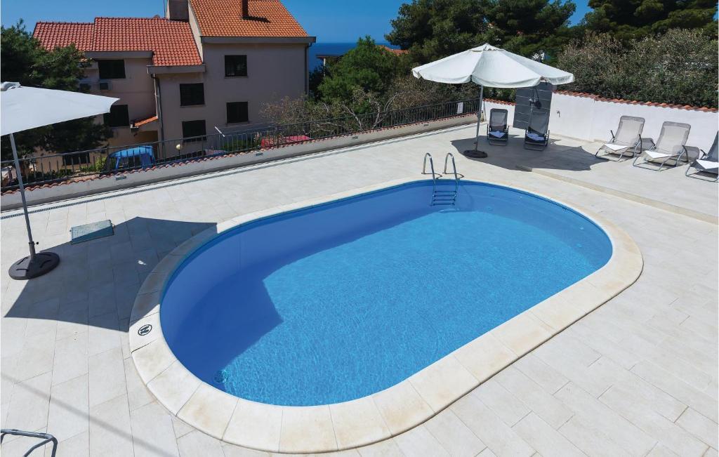 Bazén v ubytování Five-Bedroom Holiday Home Primosten With Sea View 06 nebo v jeho okolí