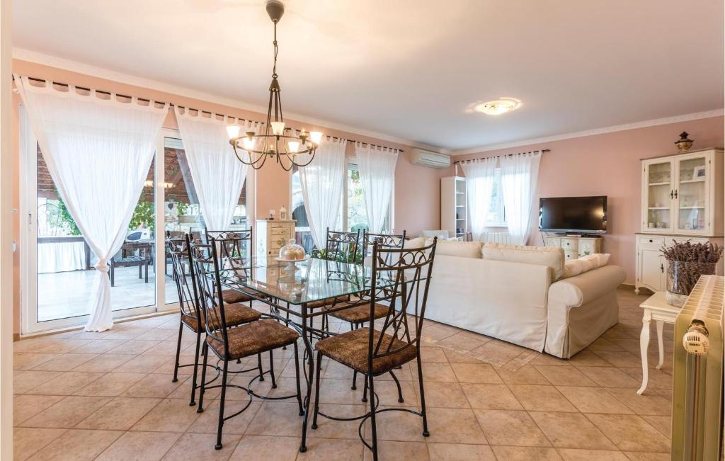 Posedenie v ubytovaní Four-Bedroom Holiday Home In Kastel Novi