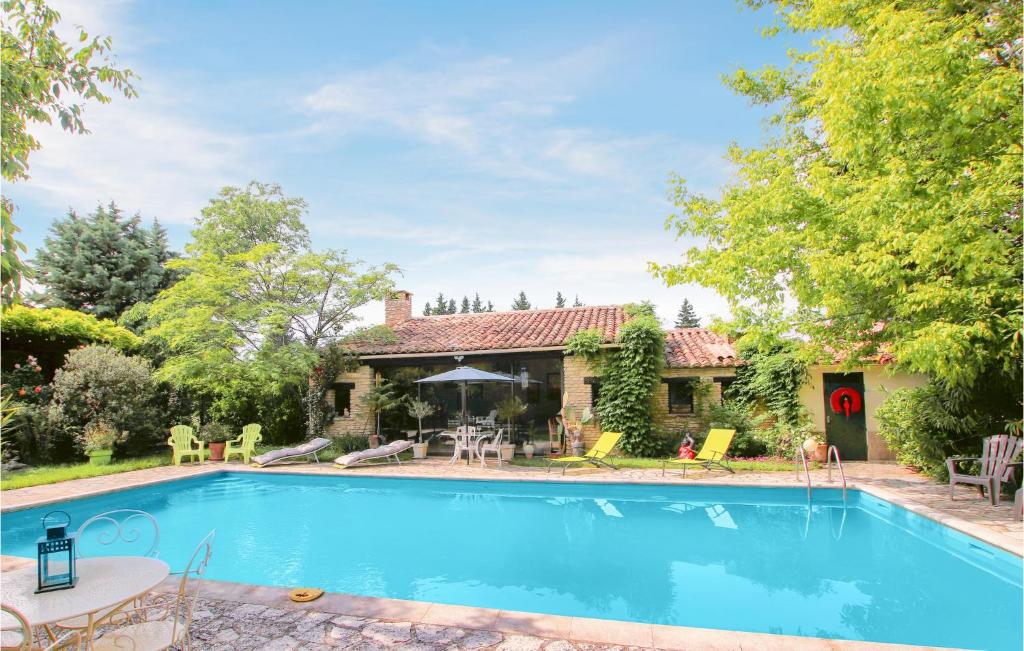 una piscina frente a una casa en Beautiful Home In Carpentras, en Carpentras