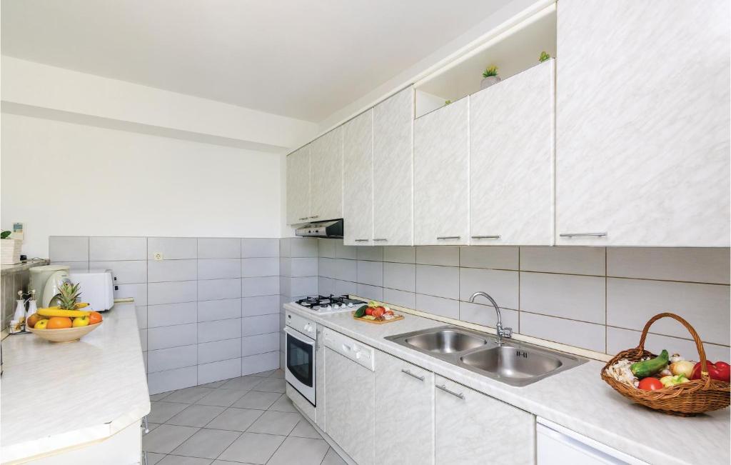 Kuchyňa alebo kuchynka v ubytovaní Three-Bedroom Apartment In Slano