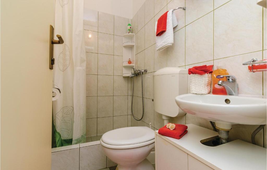 Kúpeľňa v ubytovaní Three-Bedroom Apartment In Slano