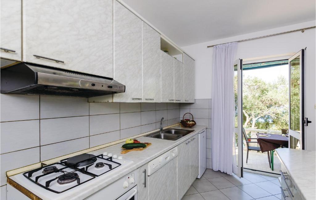 Kuchyňa alebo kuchynka v ubytovaní Three-Bedroom Apartment In Slano