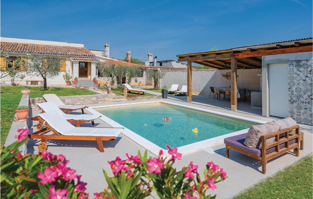 Πισίνα στο ή κοντά στο Gorgeous Home In Krnica With Wifi