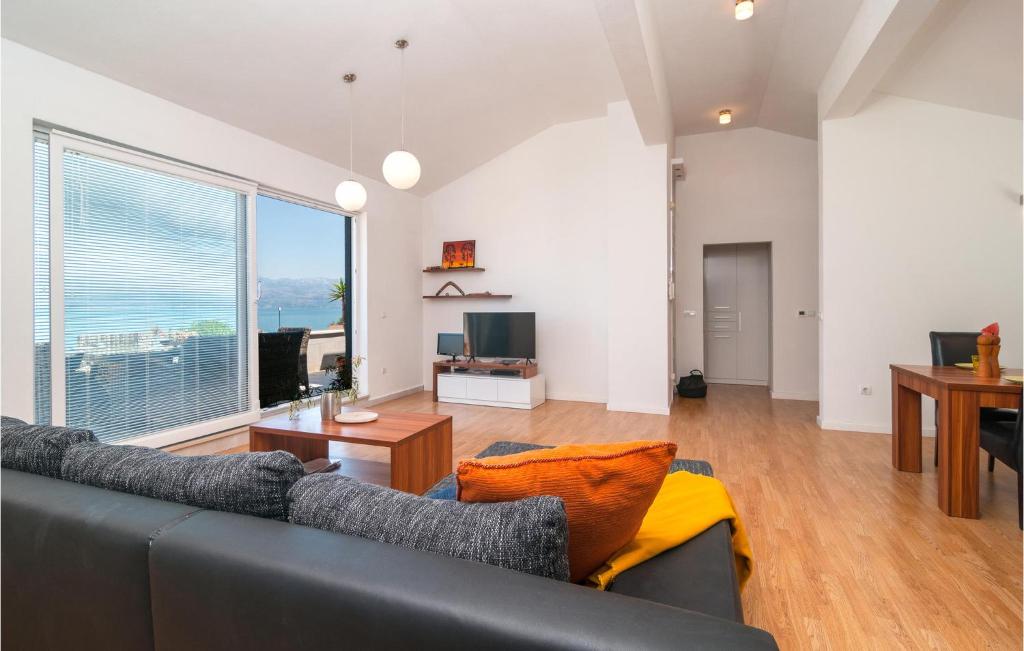 Televízia a/alebo spoločenská miestnosť v ubytovaní Stunning Apartment In Sutivan With Wifi