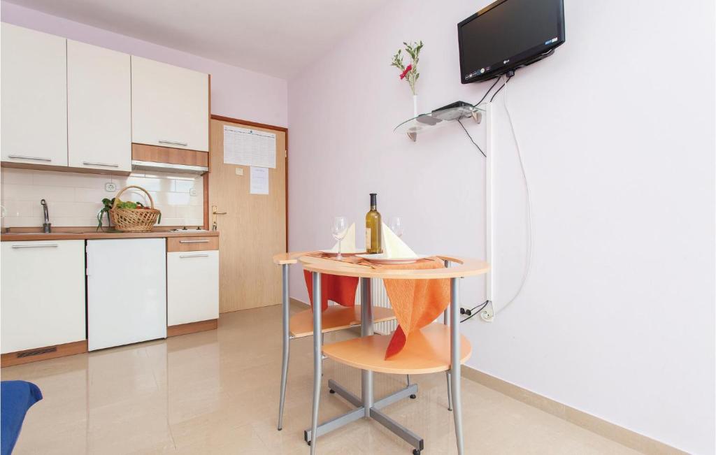 Kuchyň nebo kuchyňský kout v ubytování 1 Bedroom Gorgeous Apartment In Kornic