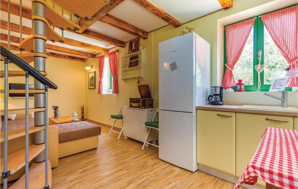 Kuchyň nebo kuchyňský kout v ubytování Cozy Home In Silo With Wifi