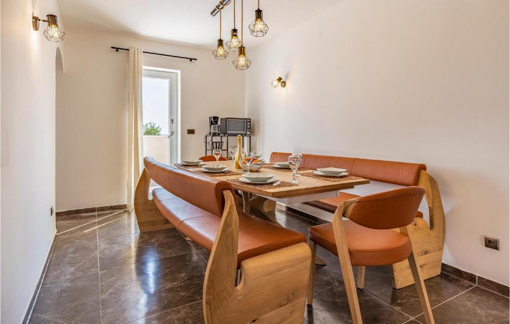 Kuchnia lub aneks kuchenny w obiekcie 5 Bedroom Cozy Apartment In Banjole