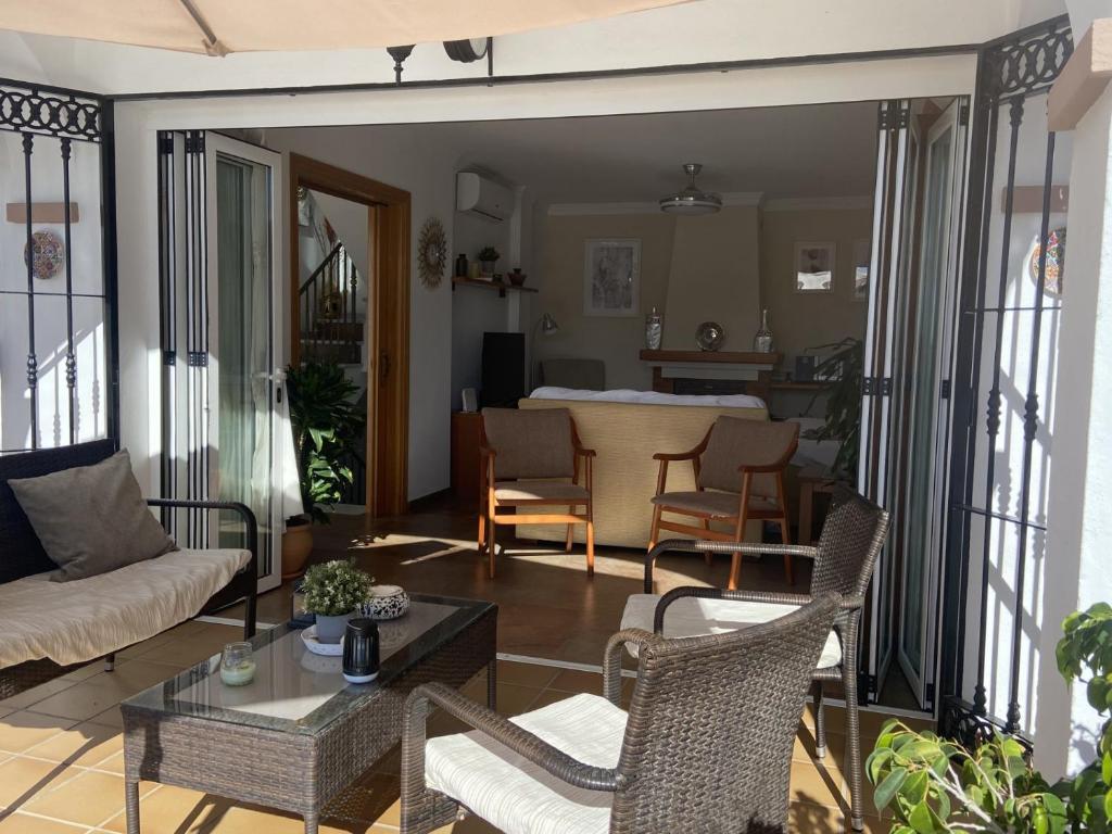 Posezení v ubytování Casa Rosi, vistas al mar, piscina privada y A/A