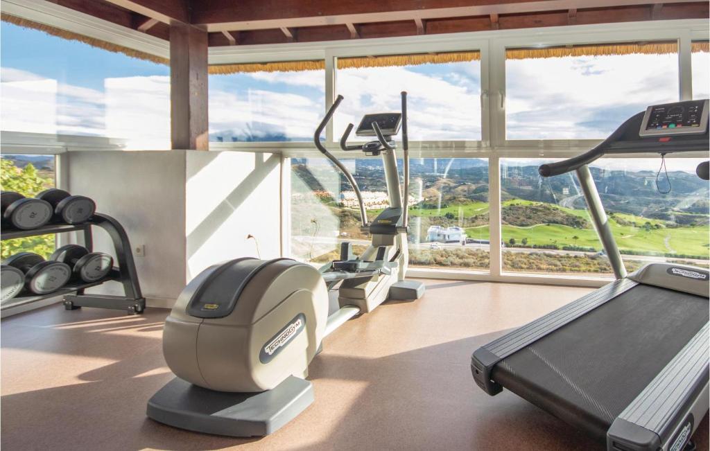 Fitness centrum a/nebo fitness zařízení v ubytování Cozy Apartment In La Cala De Mijas