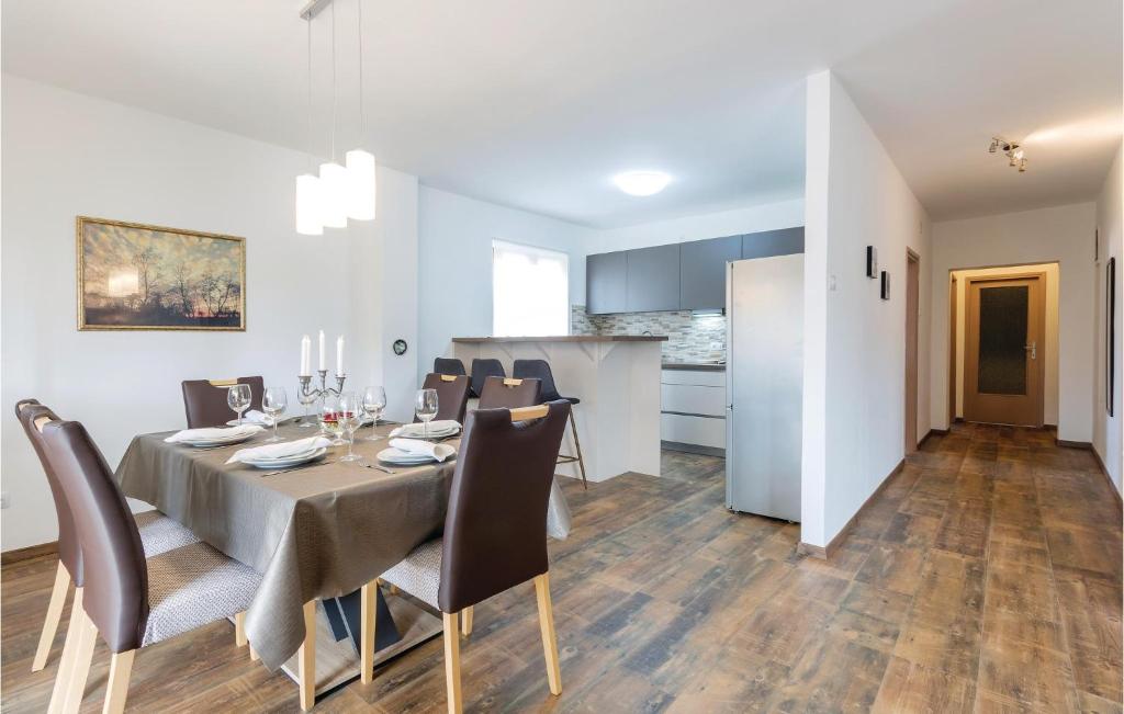 Kuchnia lub aneks kuchenny w obiekcie Stunning Home In Pula With Wifi
