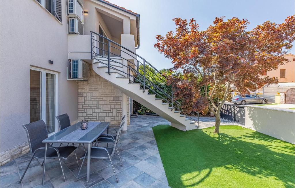 Balkon lub taras w obiekcie 5 Bedroom Cozy Apartment In Banjole