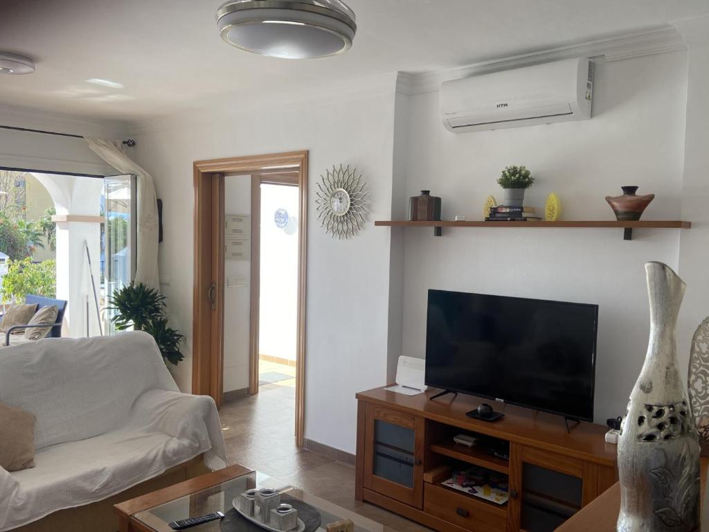 TV a/nebo společenská místnost v ubytování Casa Rosi, vistas al mar, piscina privada y A/A