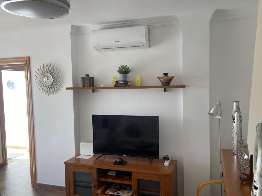 TV a/nebo společenská místnost v ubytování Casa Rosi, vistas al mar, piscina privada y A/A