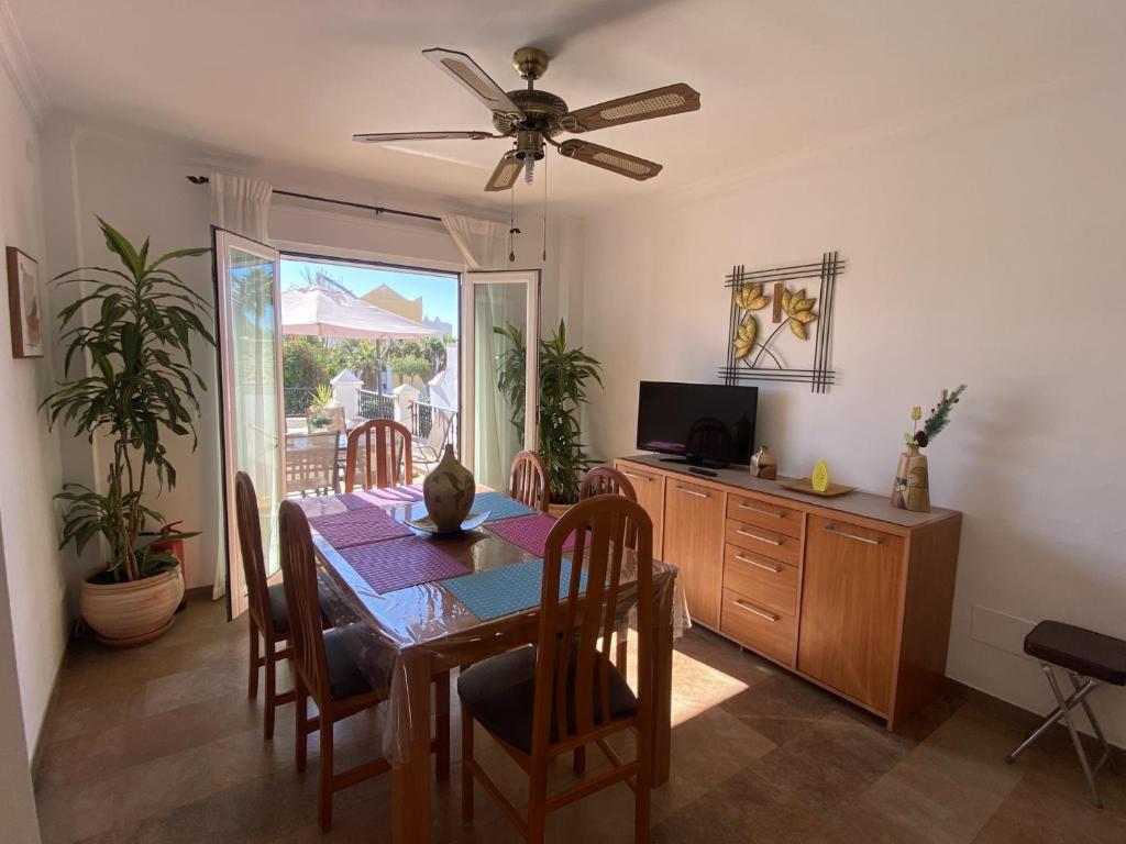 TV a/nebo společenská místnost v ubytování Casa Rosi, vistas al mar, piscina privada y A/A