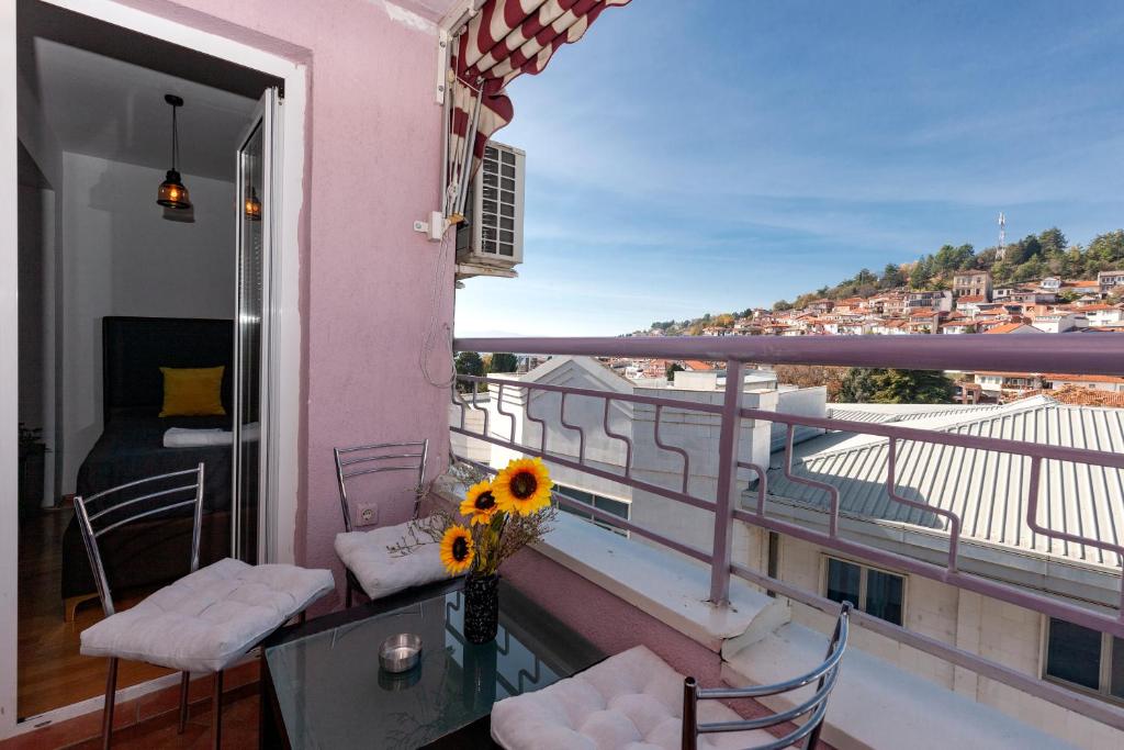 - un balcon avec un vase de fleurs sur une table dans l'établissement Petar Apartment-City Center, Ohrid, à Ohrid